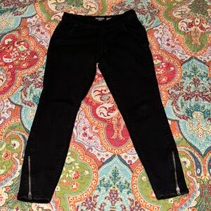 GUC Denizen from Levi’s black jogger style jeans